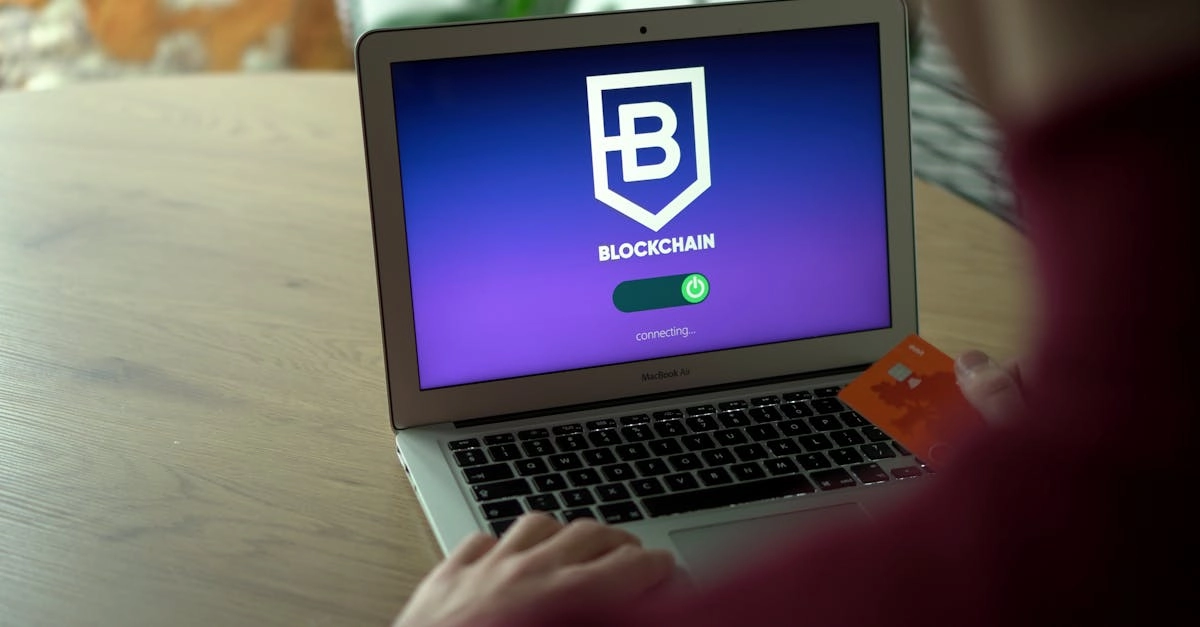 Мобильные криптокошельки 2024 на экране смартфона